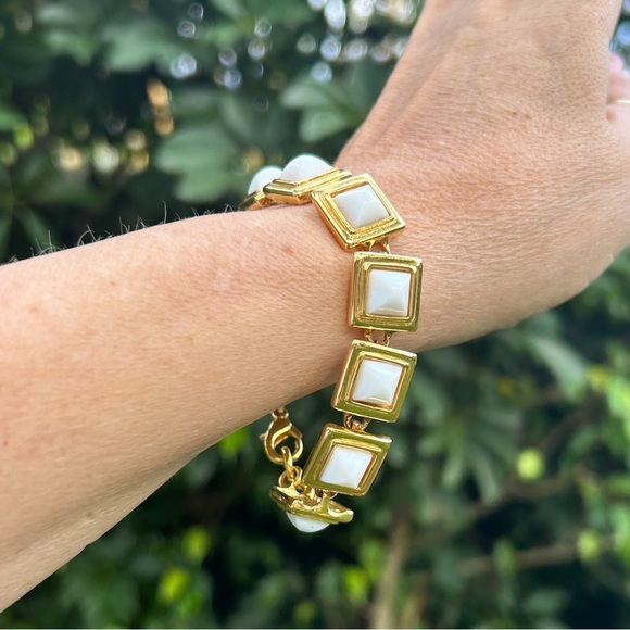 ✨Anne Klein enamel and gold tone bracelet with clasp closure - Picture 6 of 7